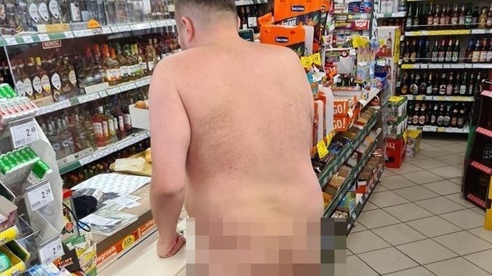 Prokurator chodził nago po mieście, był też w sklepie