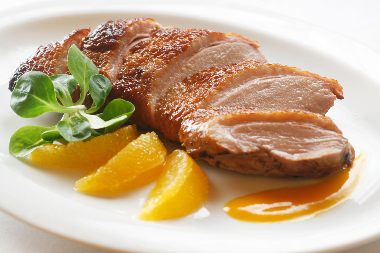 Delight your guests with duck fillets paired with fresh fruit