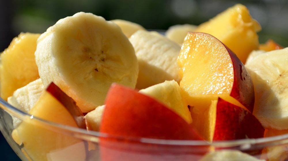 Mieszanka owocowa w puszce w wodzie (owoce i płyn)