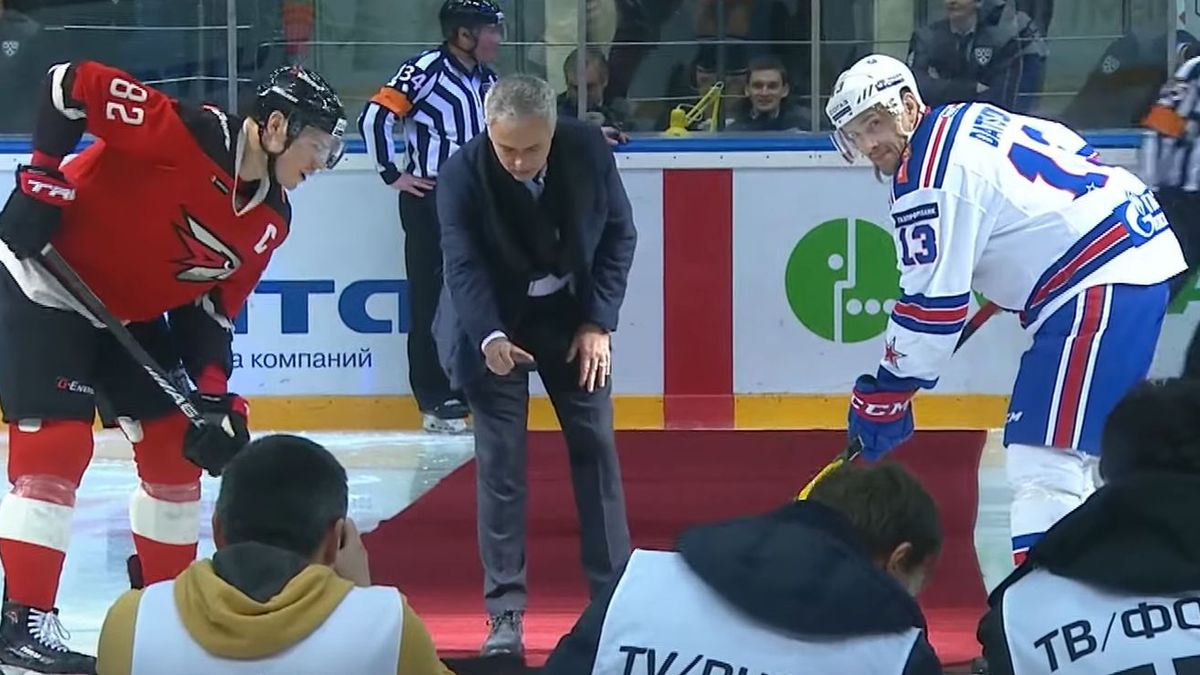 Jose Mourinho przed meczem ligi KHL w Omsku