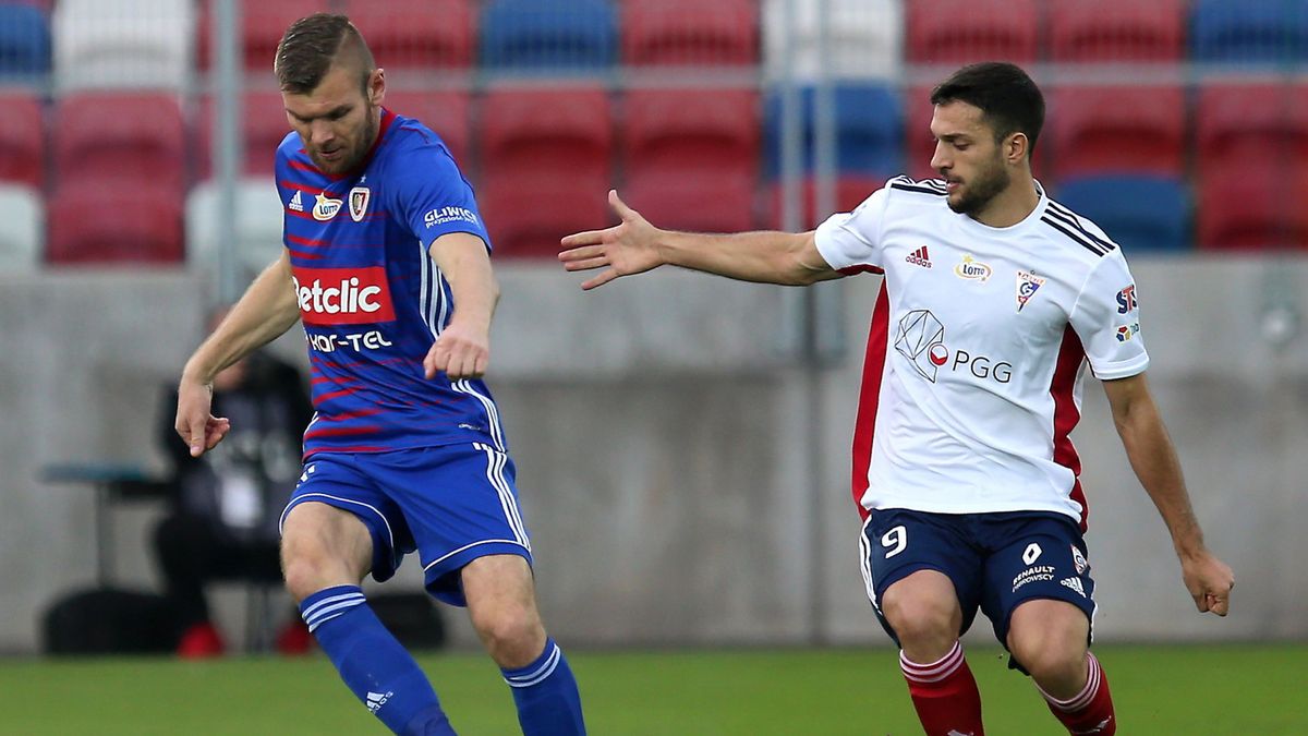 PAP / Andrzej Grygiel / Na zdjęciu: piłkarz Górnika Zabrze Jesus Jimenez (z prawej) i Bartosz Rymaniak (z lewej) z Piasta Gliwice 