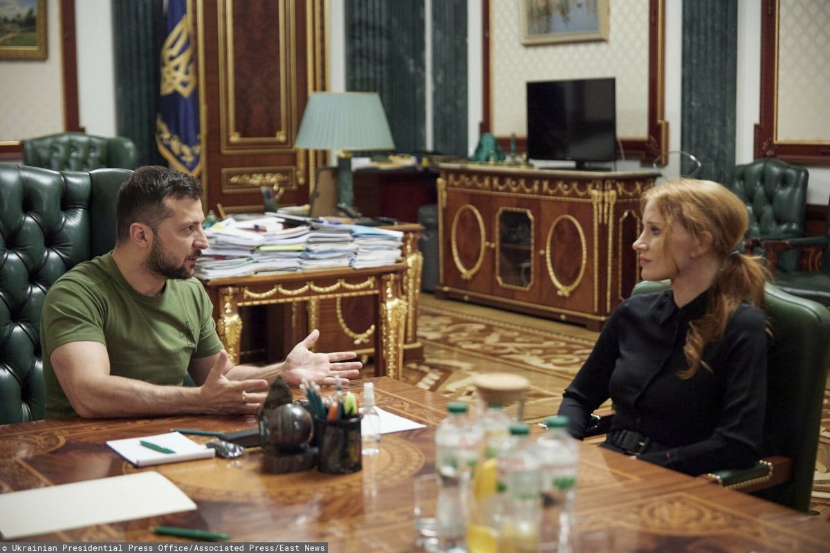Prezydent Ukrainy Wołodymyr Zeleński i amerykańska aktorka Jessica Chastain rozmawiają w Kijowie