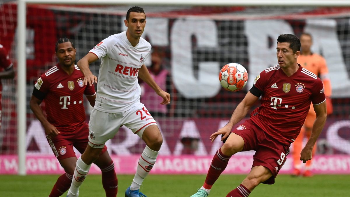 PAP/EPA / PHILIPP GUELLAND / Na zdjęciu: Robert Lewandowski (z prawej) walczy o piłkę