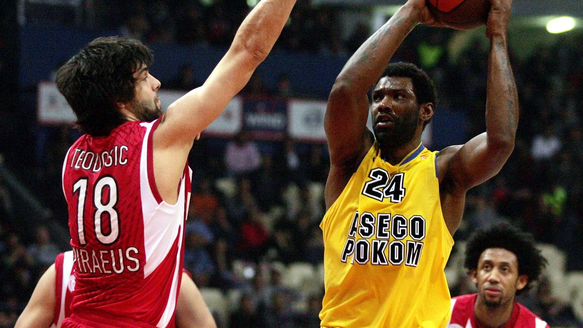 Qyntel Woods (z prawej) i Milos Teodosić