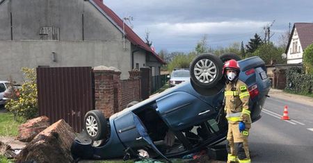 Oława. Zjechał z drogi i uderzył w słup. O krok od tragedii