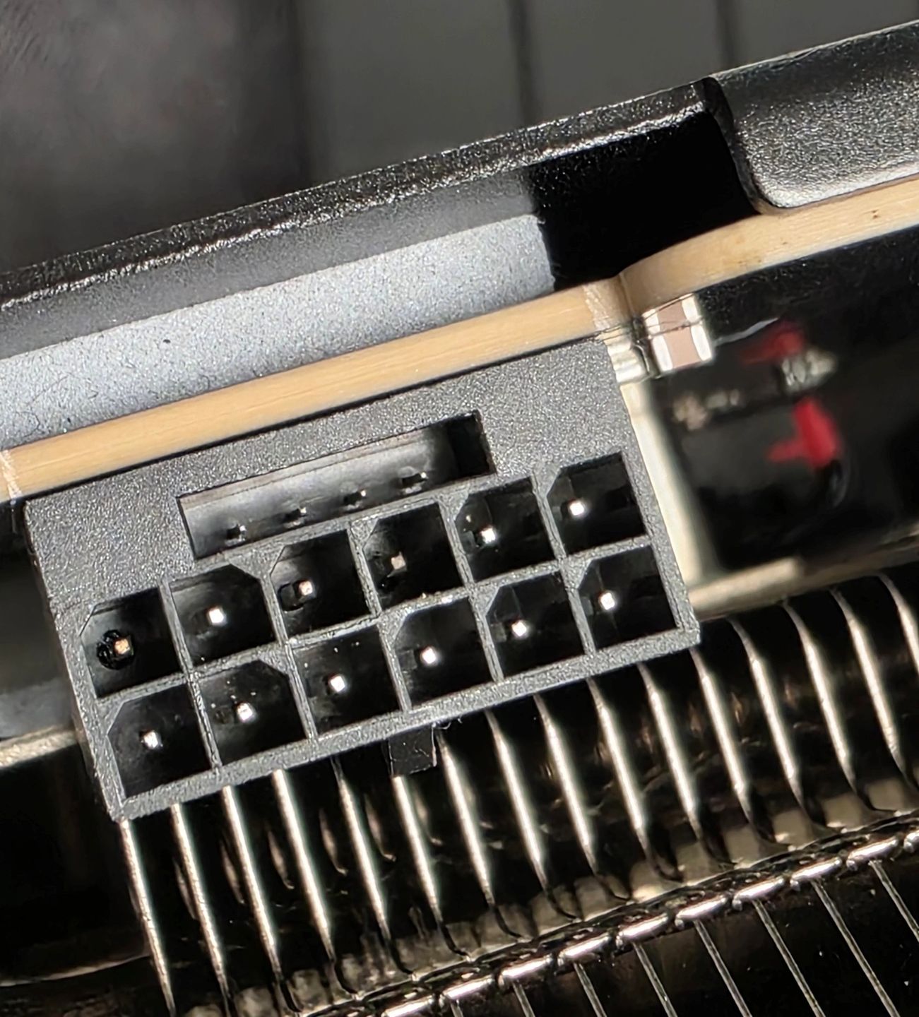 Odbarwiony pierwszy pin w złączu 16-pin
