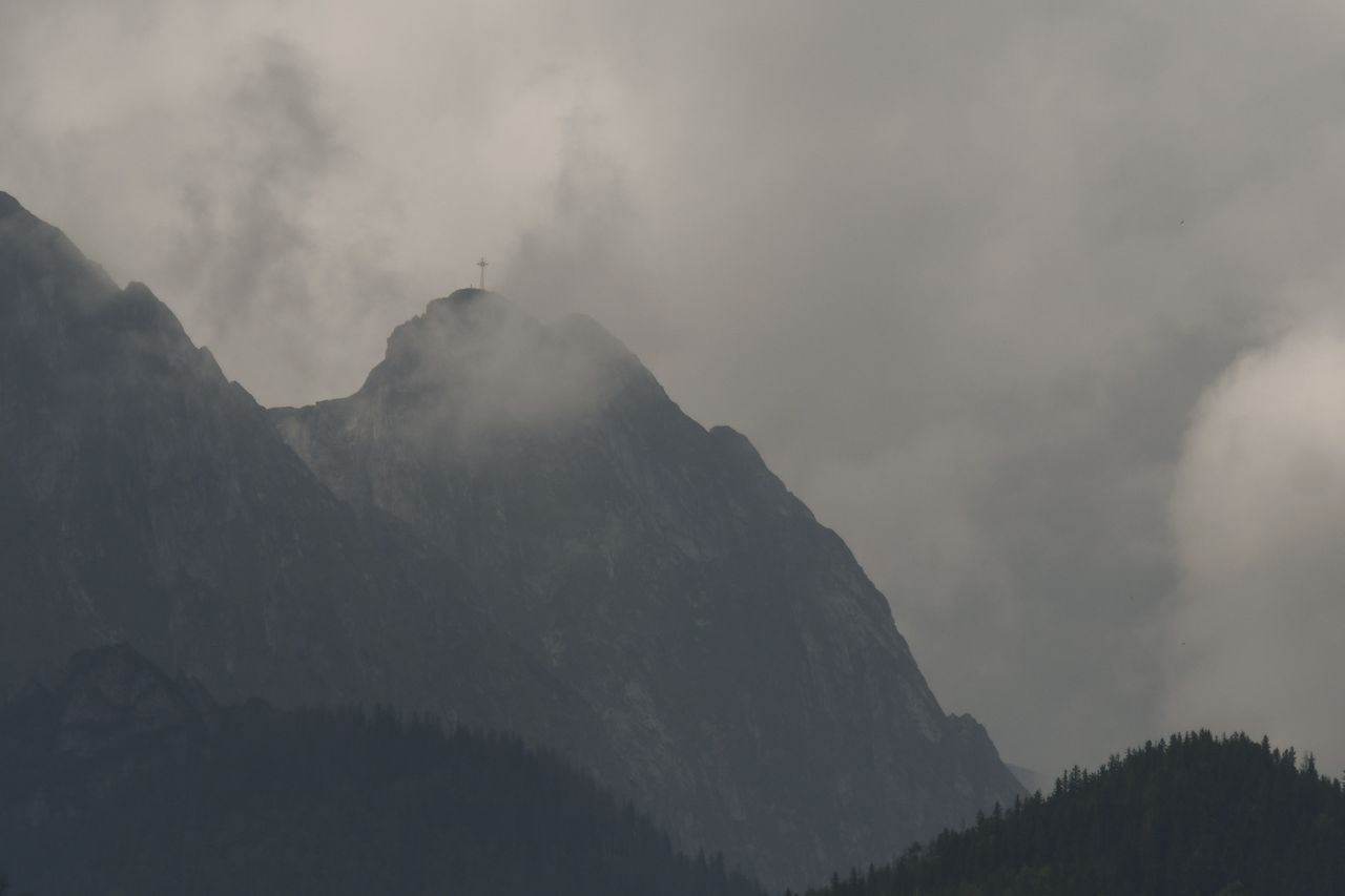 Pierwszy śnieg w Tatrach. Turyści zaskoczeni na szlaku