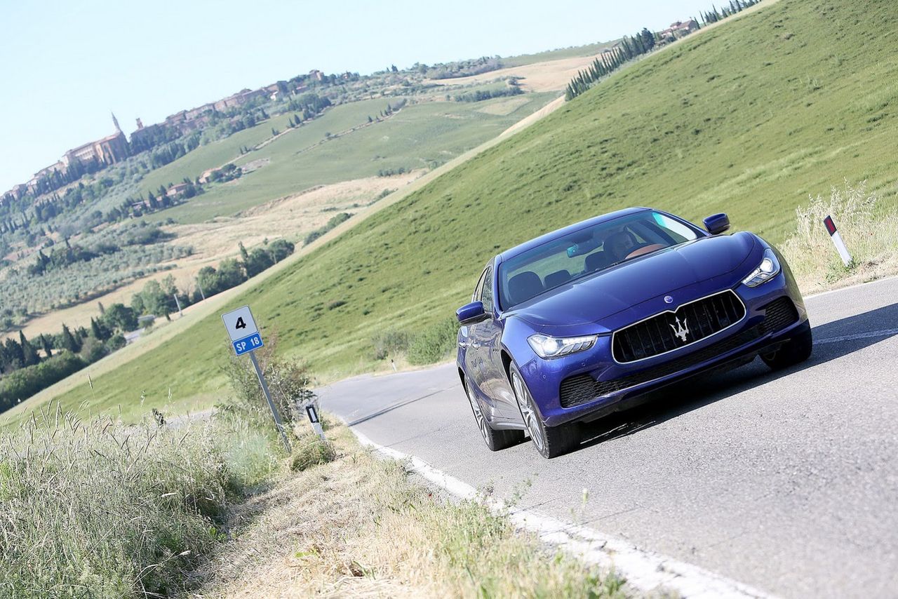 2014-Maserati-Ghibli-143[2]