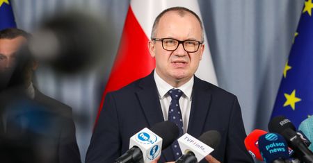 Wyłamał szlaban i uderzył w sąd. Jest komentarz Bodnara