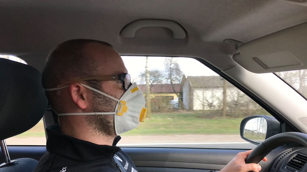 Taka jazda nie tylko przed niczym nikogo nie chroni, ale jest też niebezpieczna, gdyż może ograniczać widoczność czy koncentrację.