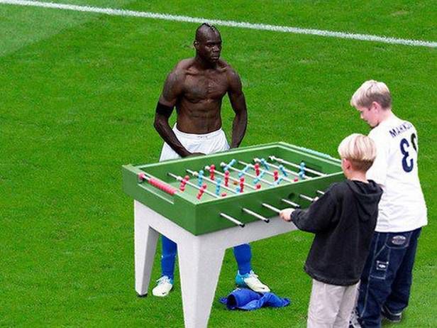 Mario Balotelli. Najbardziej charakterystyczny piłkarz Euro 2012 podbija Internet 12