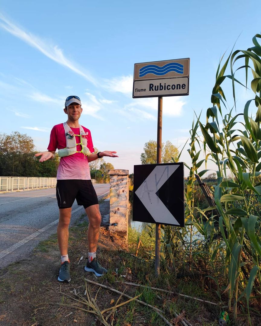 "Po prawie 1200 km biegu przekroczyłem Rubikon. Teraz nie ma już wyjścia, muszę dobiec do Rzymu" - napisał Tomasz na Facebooku