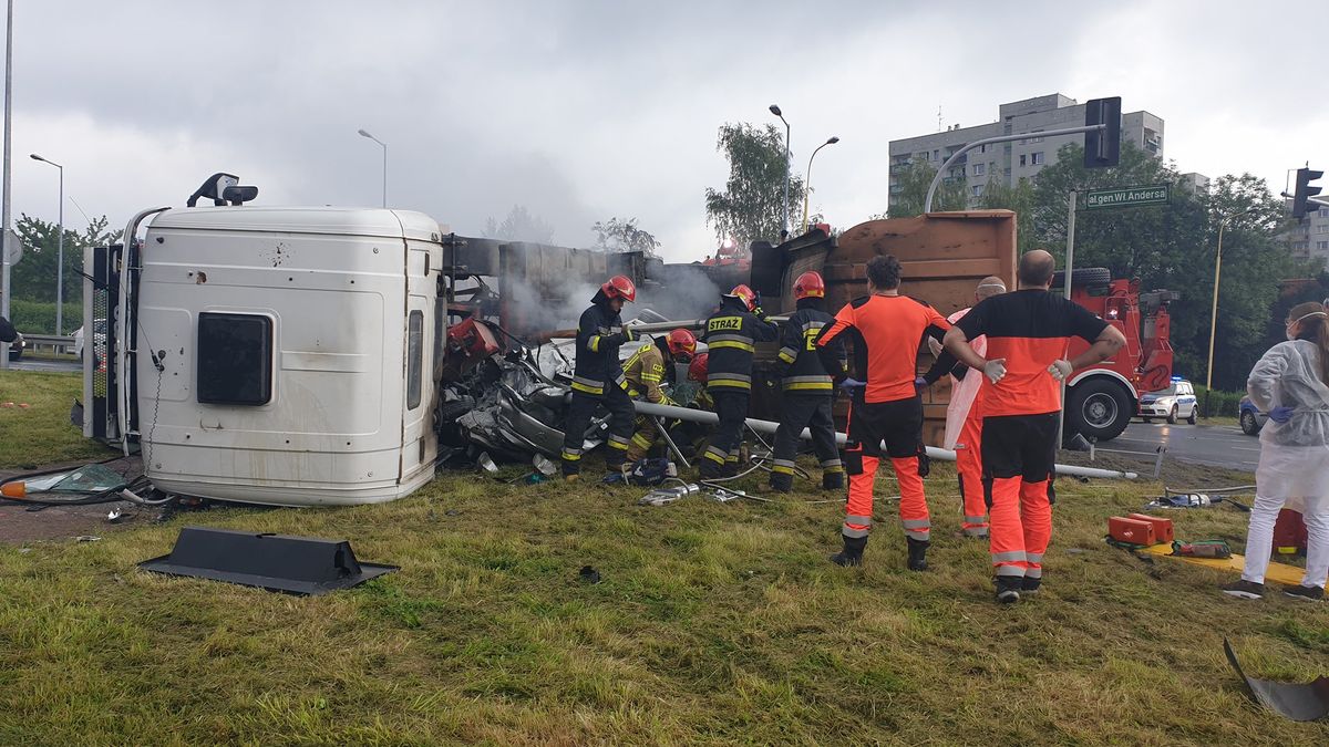 Bielsko-Biała. Ciężarówka przewróciła się na osobówkę