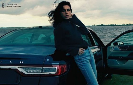 Zdjęcia Annie Leibovitz reklamują samochody Lincoln (wideo)