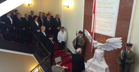 Błędy językowe i wymazane nazwisko. Skandal wokół tablicy smoleńskiej