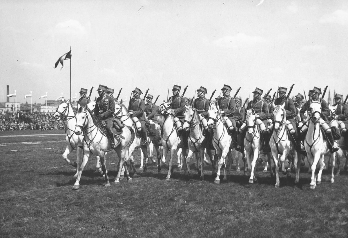 Defilada kawalerii z okazji święta 3 Maja. Pole Mokotowski 1936 rok 