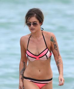 "X Factor": Katie Waissel wypoczywa na plaży