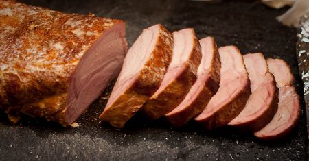 Całą peklowana szynka wieprzowa bez kości (mięso i tłuszcz) z dodatkiem naturalnego soku, na zimno