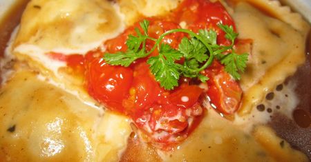 Ravioli z mięsnym nadzieniem z sosem pomidorowym lub mięsnym (do kupienia w opakowaniu)