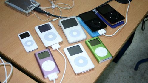 Niemal 10 miliardów utworów      pobranych z iTunes 1