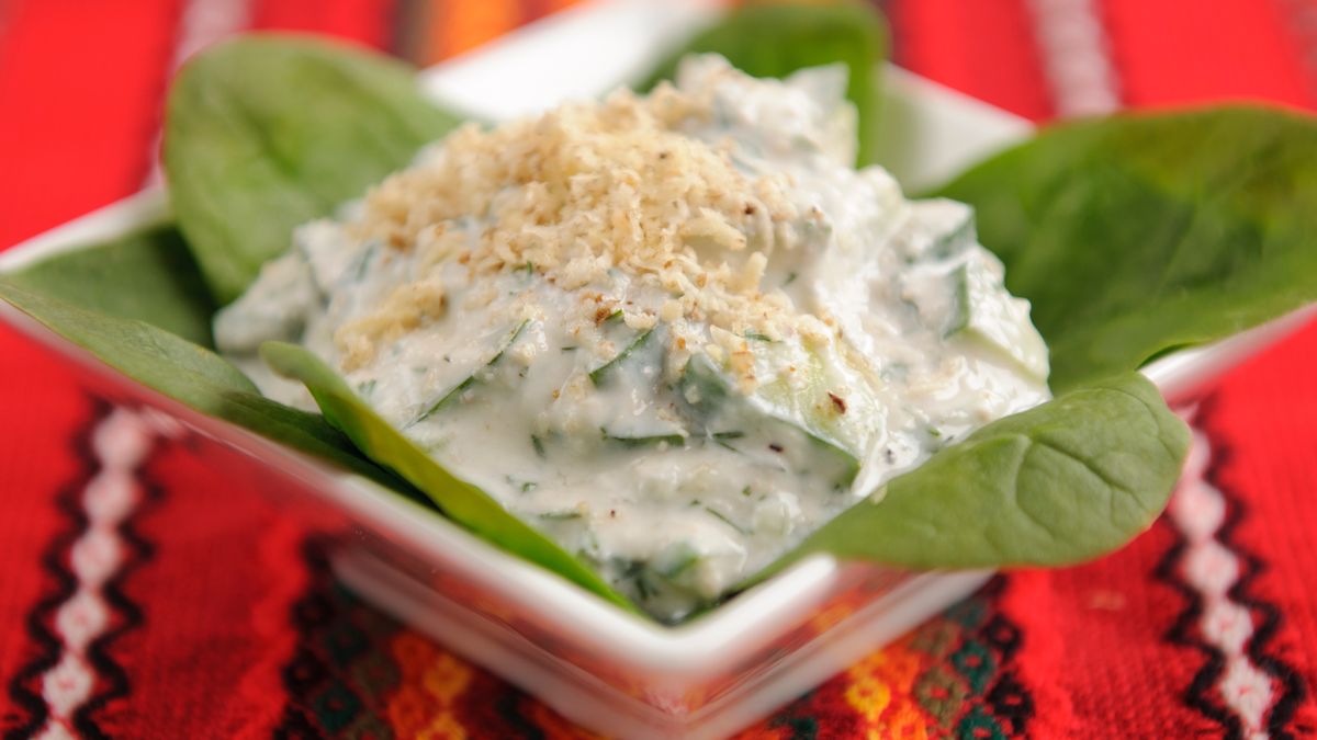 Bułgarska sałatka świetnie sprawdzi się jako dodatek do grilla