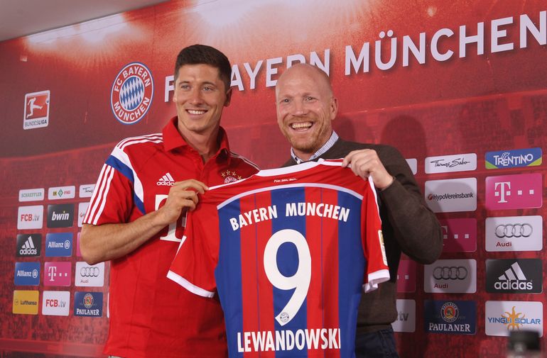Robert Lewandowski po transferze do Bayernu. Obok Matthias Sammer