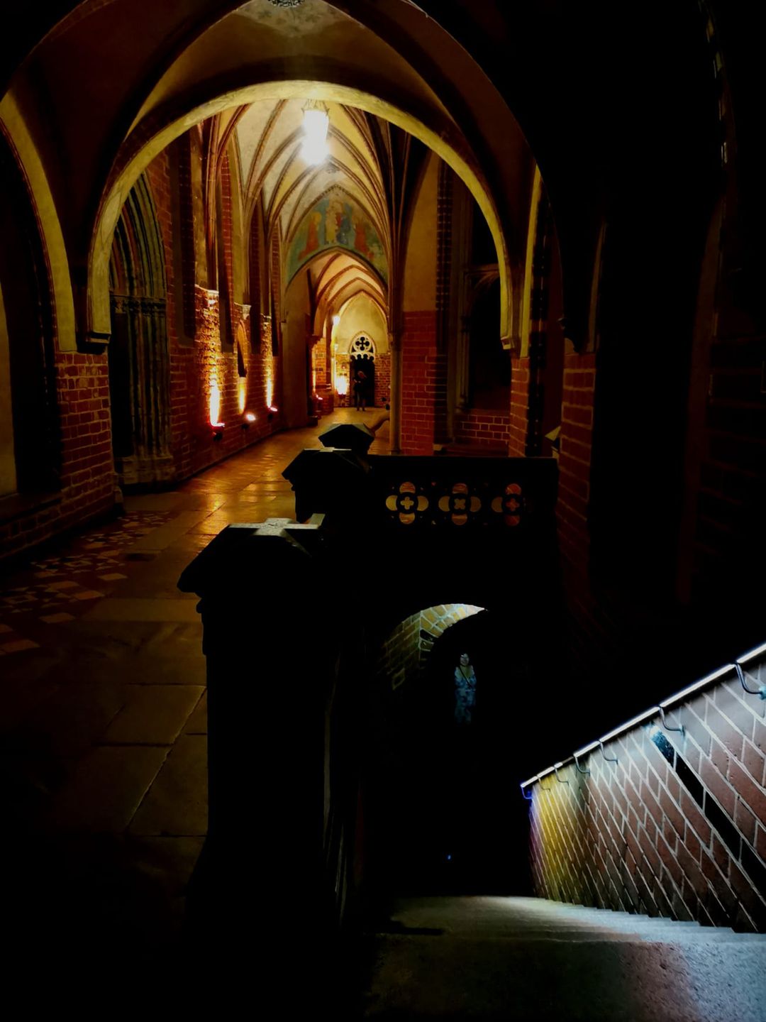 Noc budzi tajemnice. Największe wrażenie robi zamkowy kościół