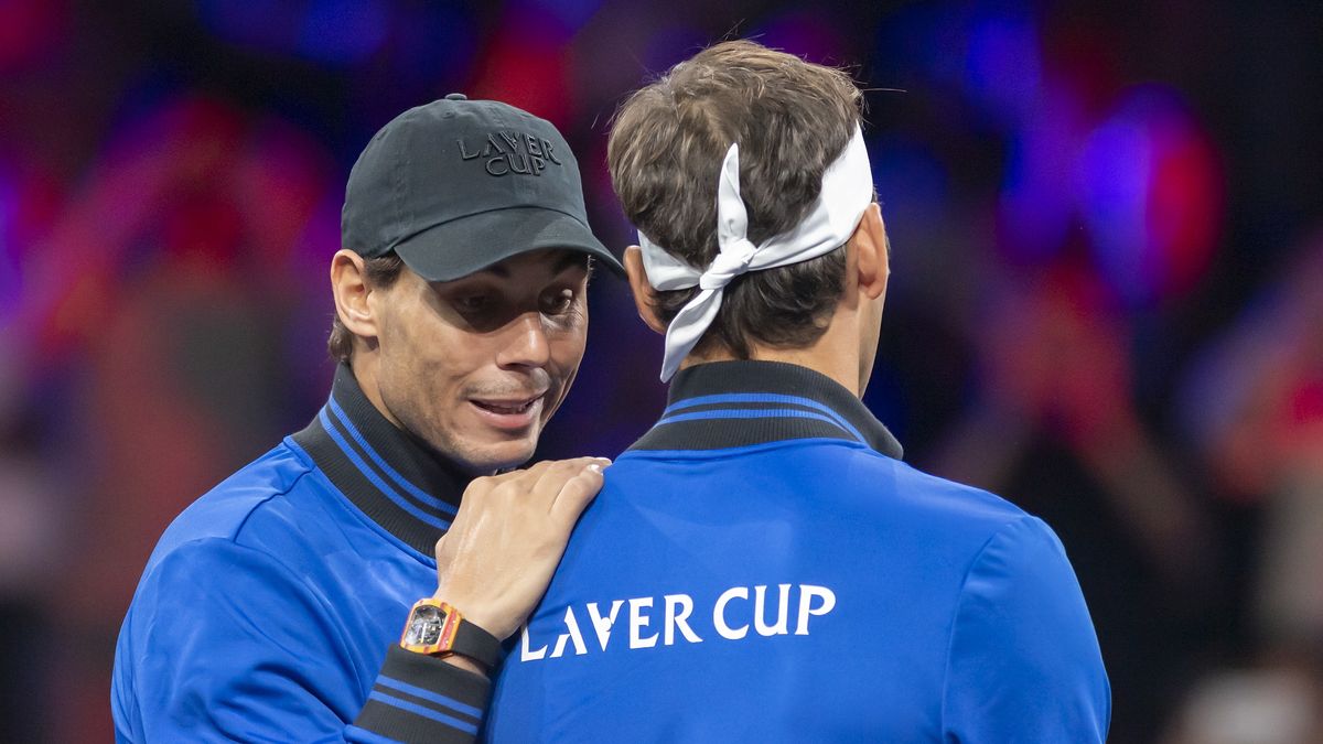 Rafael Nadal rozmawia z Rogerem Federerem