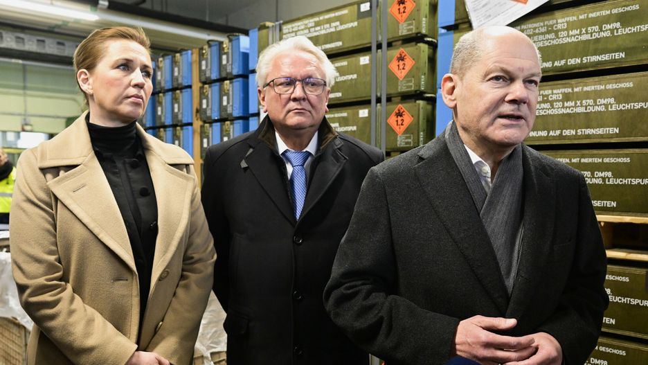 Od lewej: premier Danii Mette Frederiksen / Armin Papperger, szef koncernu zbrojeniowego / kanclerz Niemiec Olaf Scholz. (Fabian Bimmer/Pool Photo via AP)
Fabian Bimmer