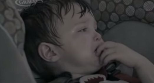 Ostrzeżenie przed pozostawianiem dzieci w autach w upalne dni (wideo)