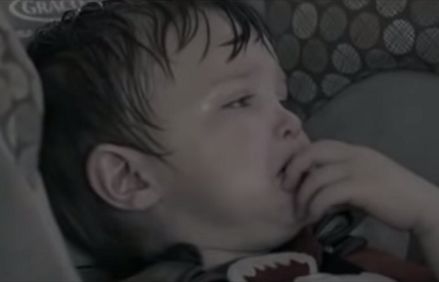 Ostrzeżenie przed pozostawianiem dzieci w autach w upalne dni (wideo)