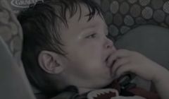 Ostrzeżenie przed pozostawianiem dzieci w autach w upalne dni (wideo)