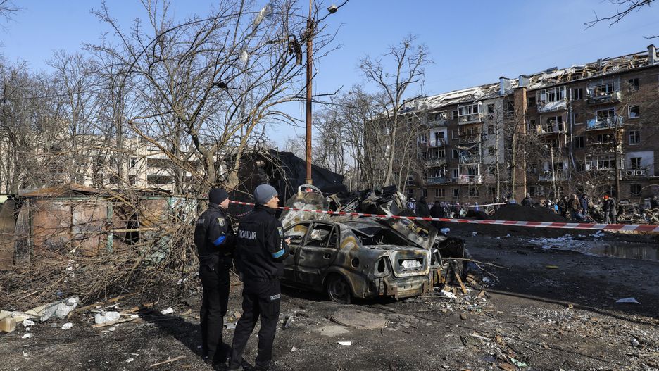  epa09833929 Two police members near buildings and cars damaged by shelling in Kyiv as Russia's attack on Ukraine continues, Kyiv, Ukraine, 18 March 2022. On 24 February Russian troops had entered Ukrainian territory in what the Russian president declared a 'special military operation', resulting in fighting and destruction in the country, a huge flow of refugees, and multiple sanctions against Russia.  EPA/MIGUEL A. LOPES Dostawca: PAP/EPA.
