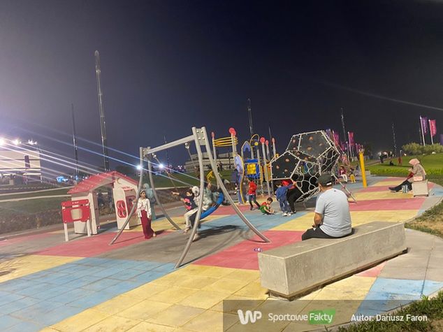 Katarczycy zbudowali tuż pod stadionem plac zabaw.