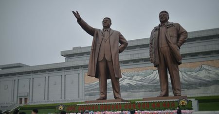 Koreańczycy z Północy piją alkohol pędzony m.in. z żołędzi. Uciekinier z kraju Kima ujawnia konsekwencje