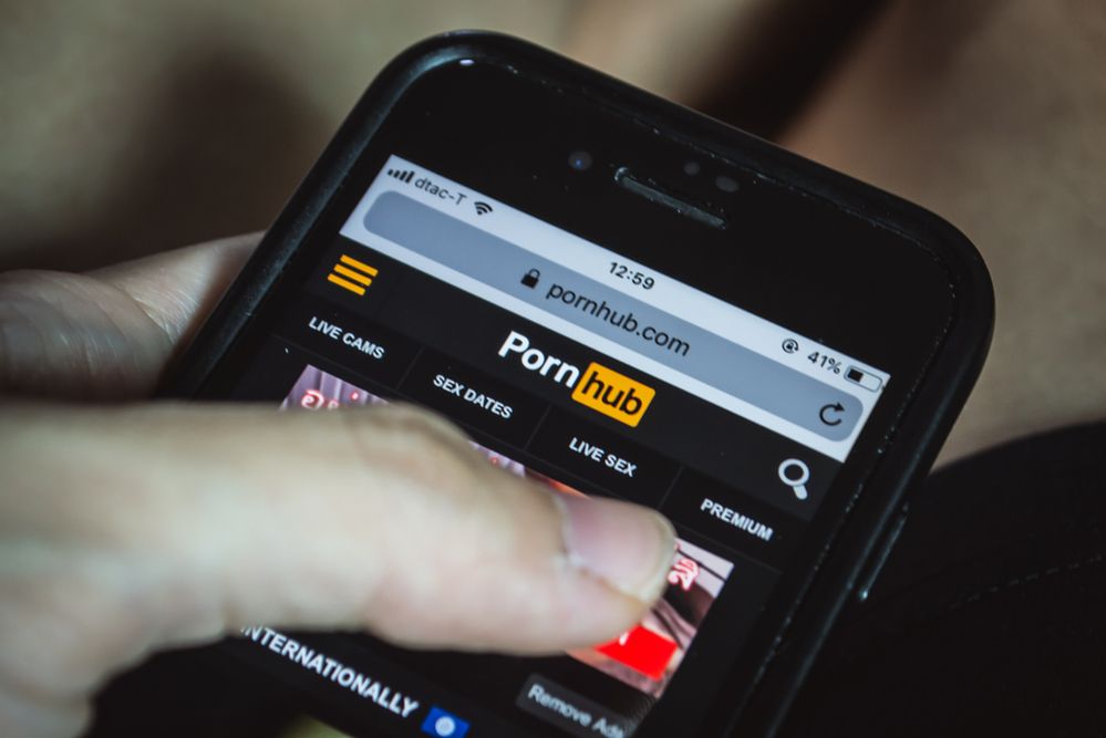 PornHub miałby ułatwiać handel żywym towarem. Aktywiści domagają się zamknięcia serwisu