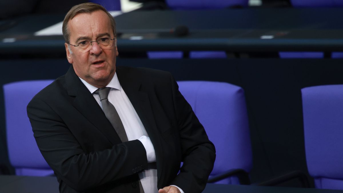 Plenary session of the German Bundestag
epa12401429 German Defense Minister Boris Pistorius arrives for a session of the German Parliament 'Bundestag' in Berlin, Germany, 24 September 2025.  EPA/CLEMENS BILAN 
Dostawca: PAP/EPA.
CLEMENS BILAN
German Bundestag, speech, national parliament, German, Deutsche Bundestag