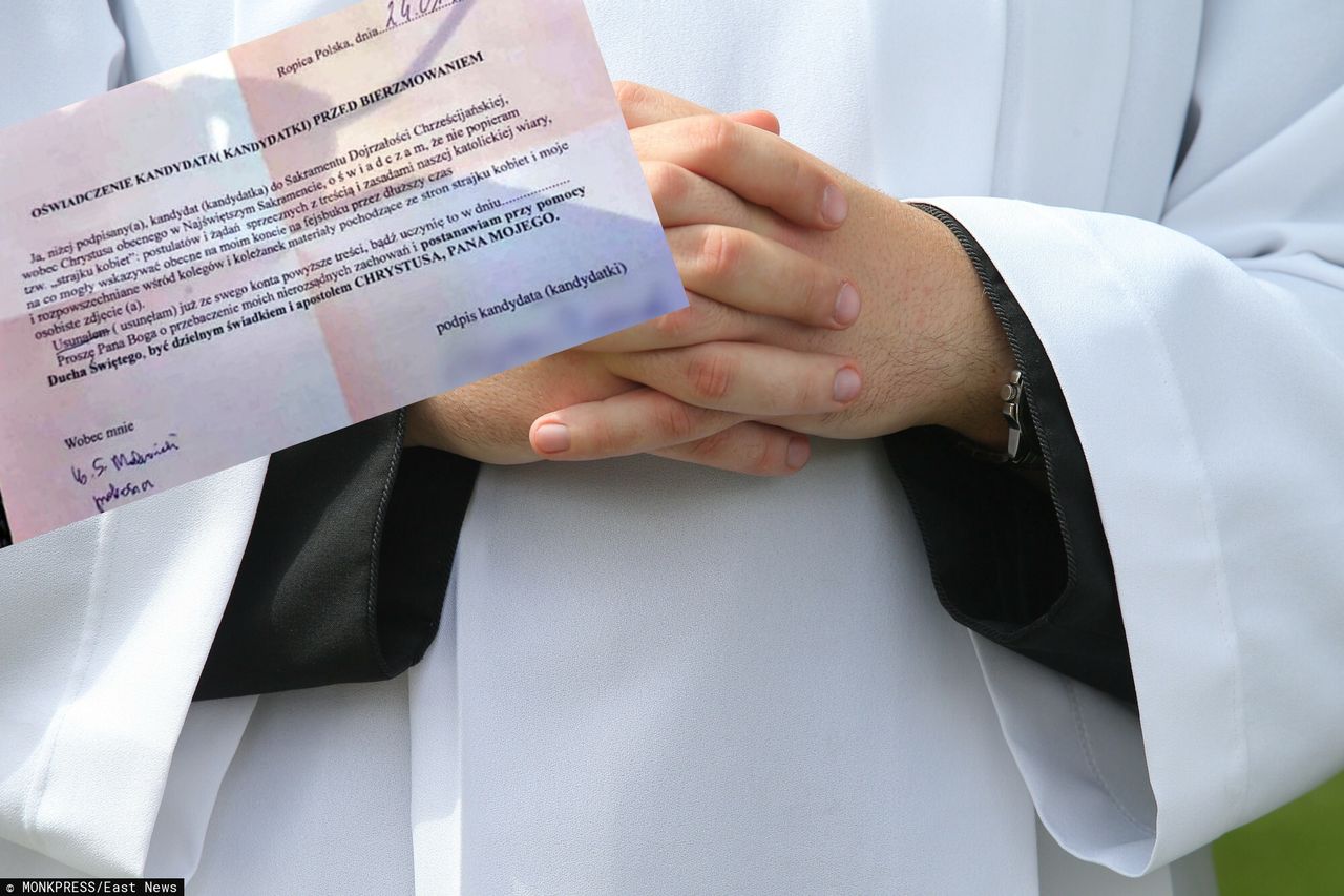 Oburzające oczekiwania księdza. Każe podpisać pewien dokument