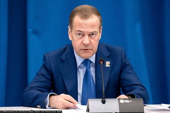 Miedwiediew straszy. Zagroził użyciem bomby atomowej