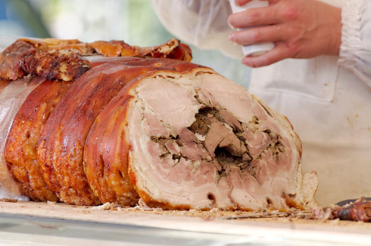 Pieczenie porchetty jest czasochłonne, ale nie należy ona do skomplikowanych potraw 
