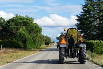 1500 zł mandatu. Tak może się skończyć jazda ciągnikiem po ulicy