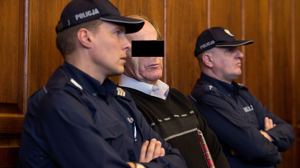 Ryszard F w otoczeniu policjantów