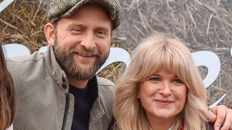 Borys Szyc i Justyna Nagłowska pozują z dziećmi na "Hubertusie" w Gałkowie