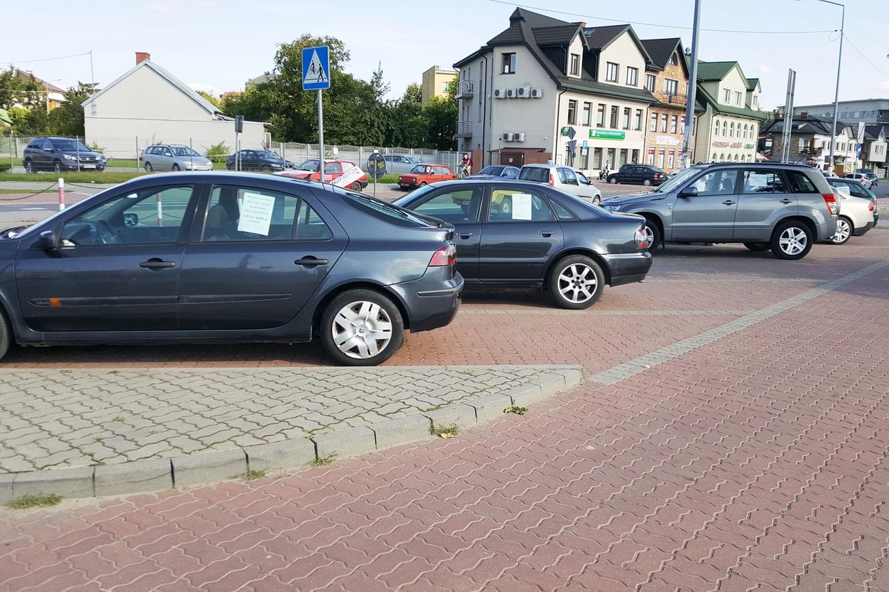 Stawianie aut na sprzedaż na publicznych parkingach. Czy to dozwolona praktyka?