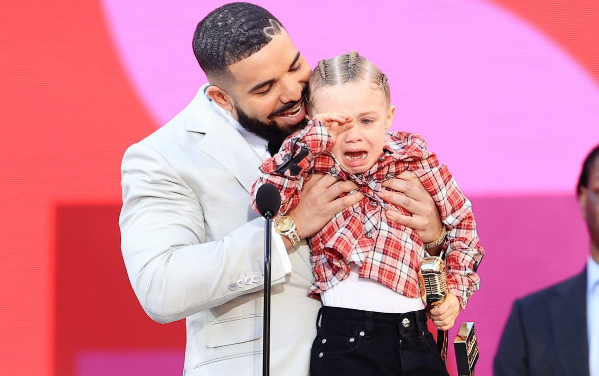 Drake odebrał nagrodę. Pokazał swojego syna na scenie