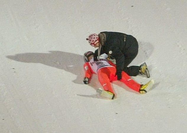 Thomas Morgenstern leży bezwładnie na zeskoku skoczni w Kuusamo. Fot. Alexander Hassenstein/Bongarts/Getty Images