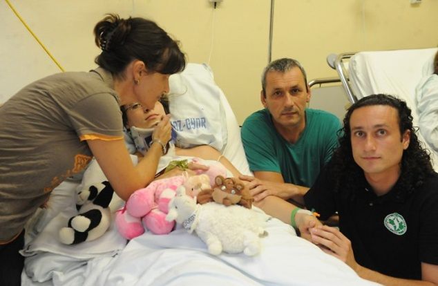 Zawodniczka Evelin Tullner w szpitalu razem z rodziną. FOTO: H. Baranyai Edina/www.kisalfold.hu