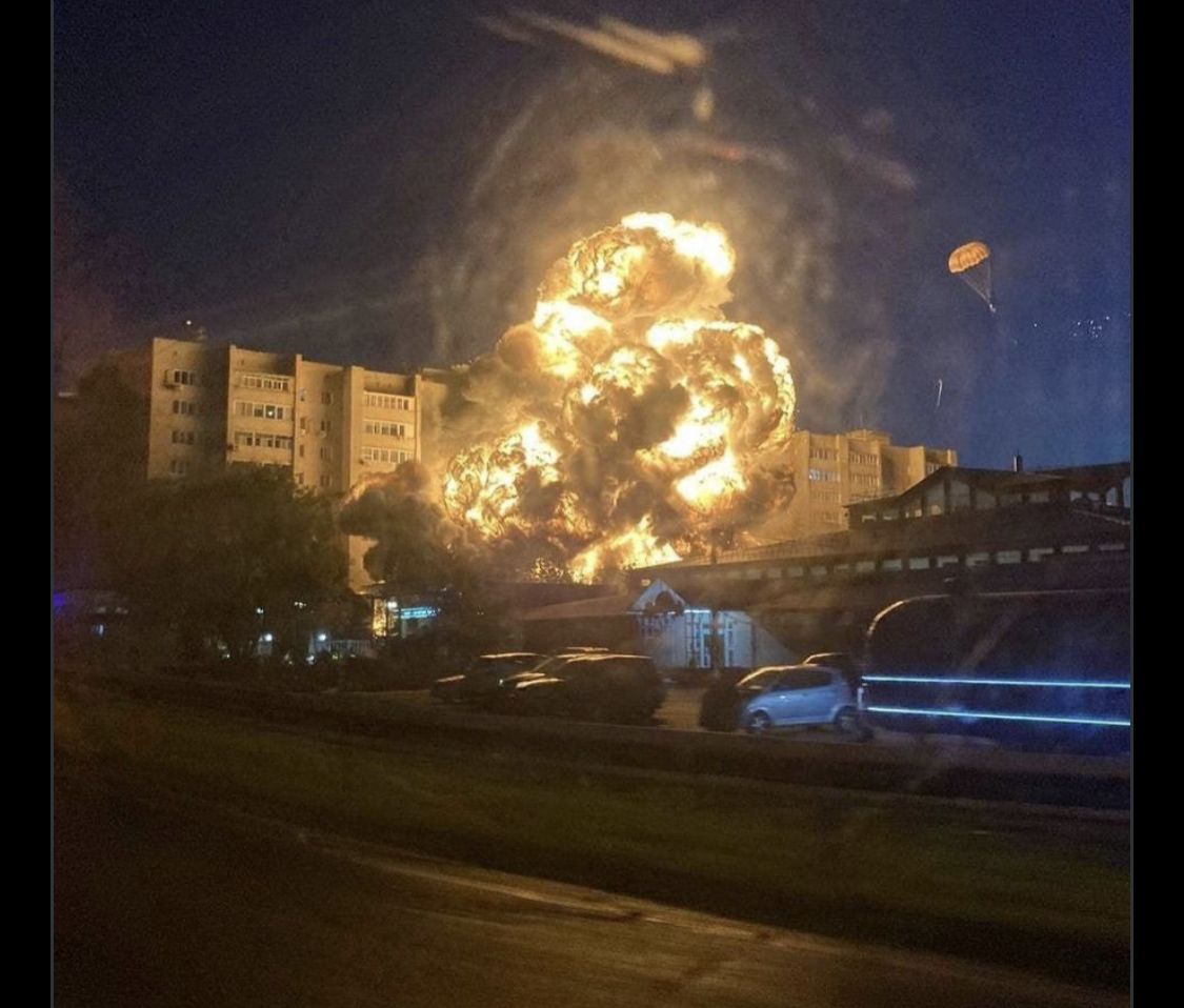 Bombowiec Su-34 wleciał w blok. Mieszkańcy rosyjskiego miasta Jejsk ewakuowani