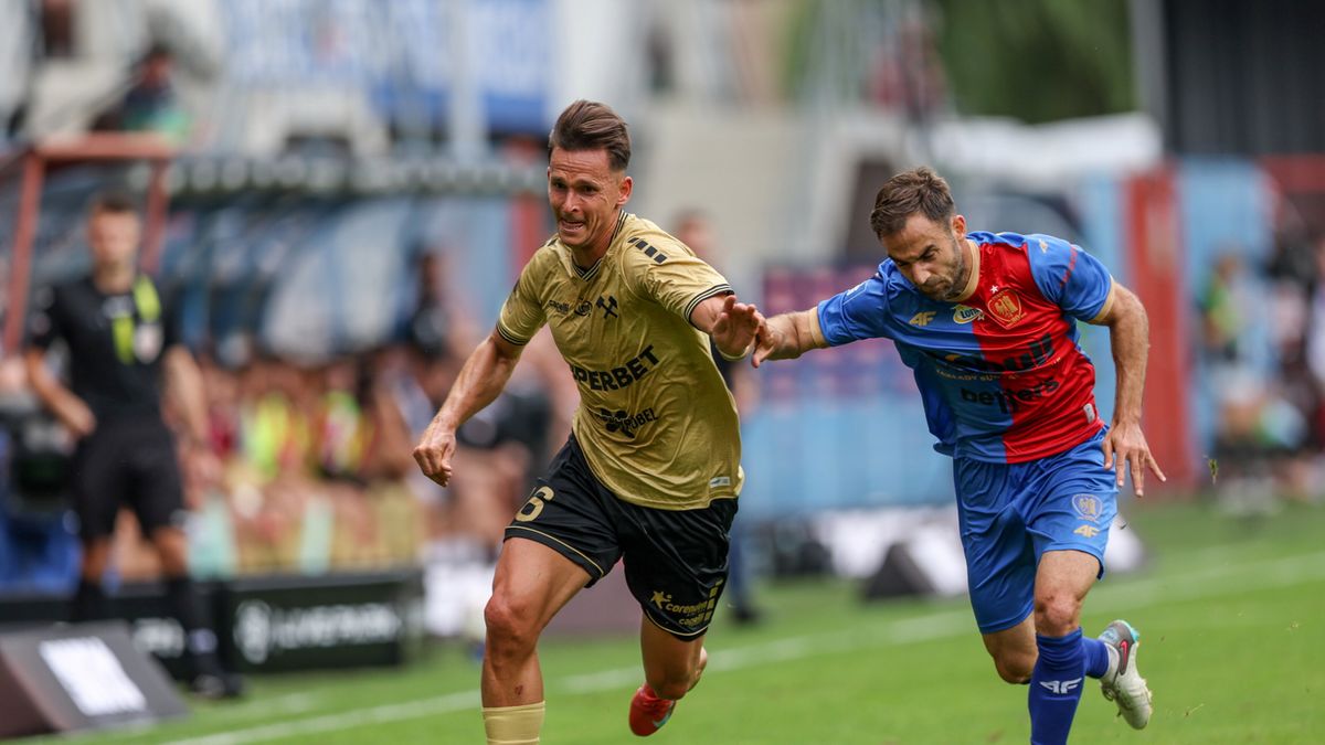 PAP / Na zdjęciu: Piłkarz Piasta Gliwice Jorge Felix (P) i Paweł Olkowski (L) z Górnika Zabrze