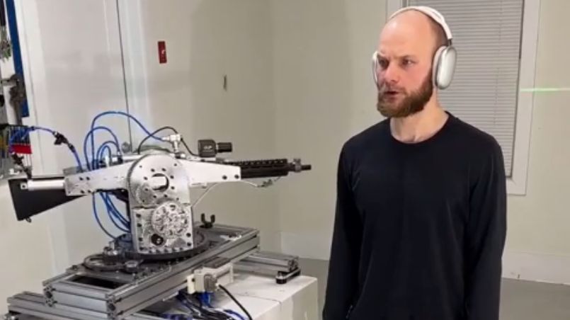 Programista podczas testów wieżyczki opartej o ChatGPT.